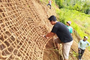 Pemasangan Jaring di Lereng: Melindungi Alam dan Infrastruktur dari Risiko Longsor