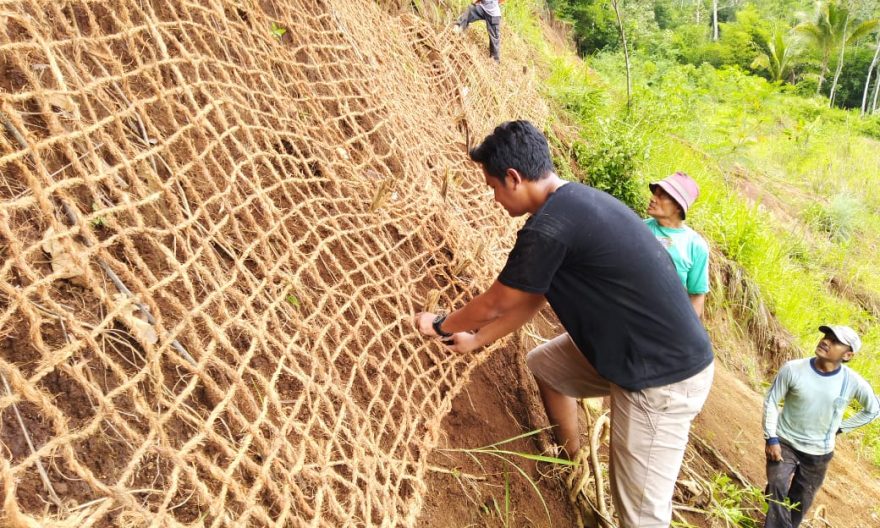 Pemasangan Jaring di Lereng: Melindungi Alam dan Infrastruktur dari Risiko Longsor